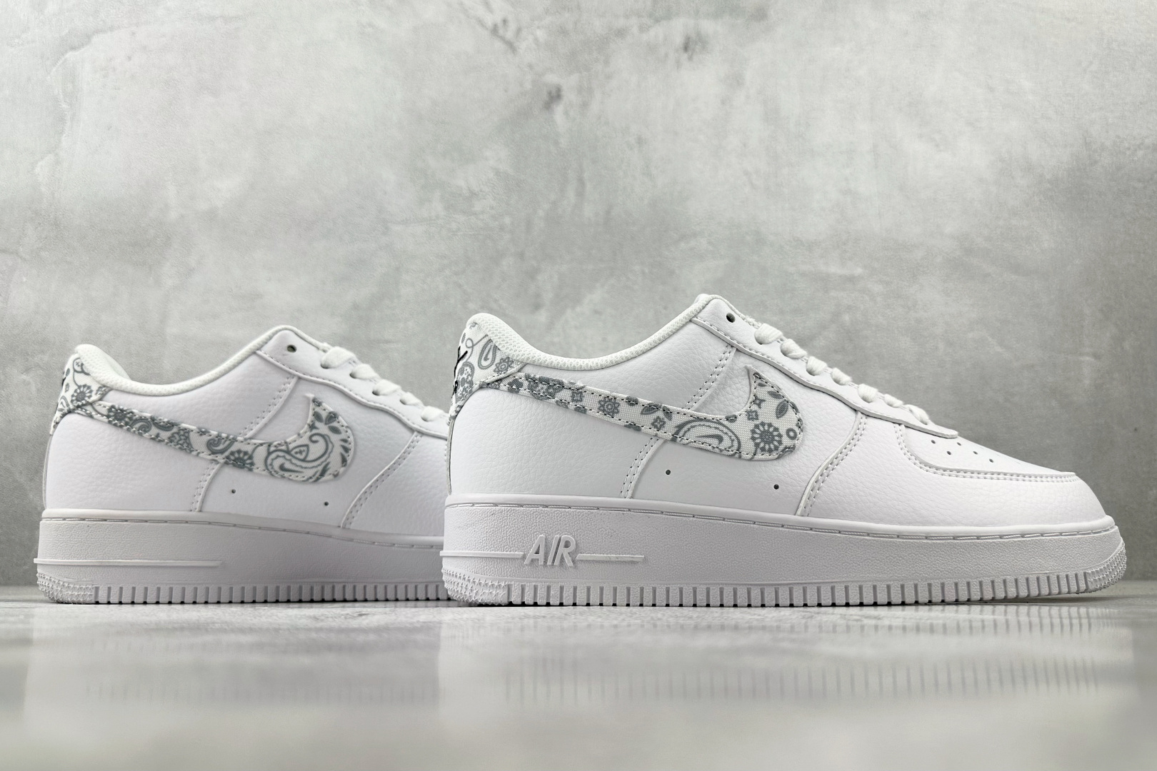 
外贸批次  Nike Air Force 1'07 ESS White Paisley 白灰

货号：