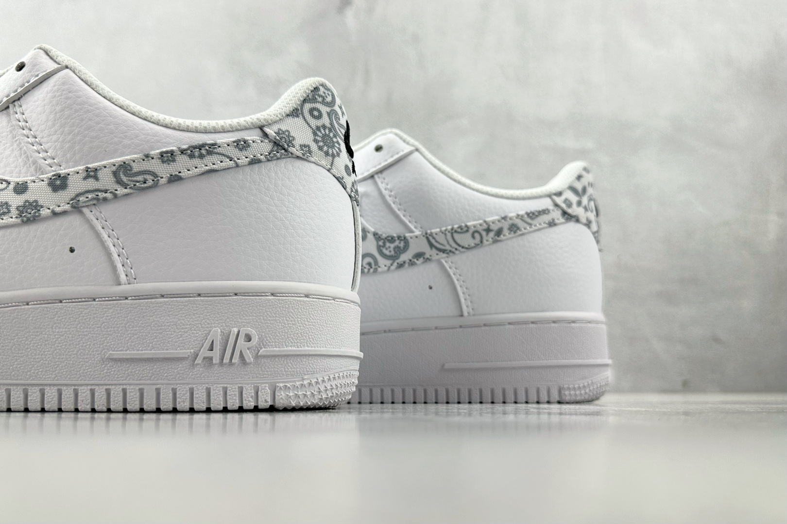
外贸批次  Nike Air Force 1'07 ESS White Paisley 白灰

货号：