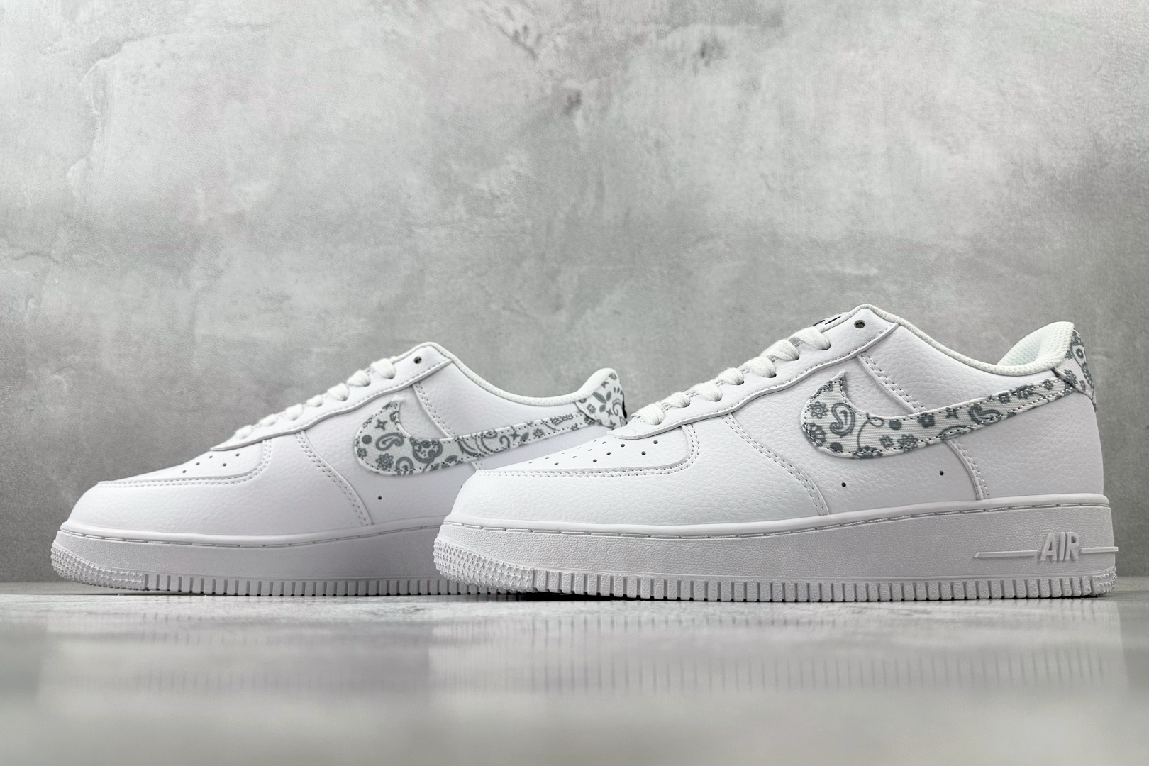 
外贸批次  Nike Air Force 1'07 ESS White Paisley 白灰

货号：