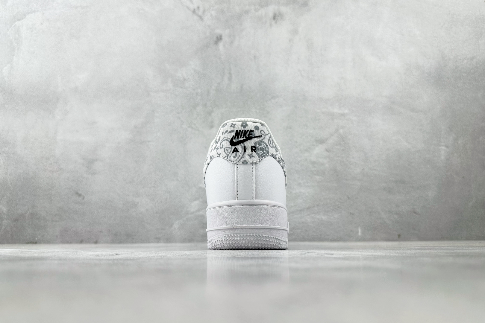 
外贸批次  Nike Air Force 1'07 ESS White Paisley 白灰

货号：