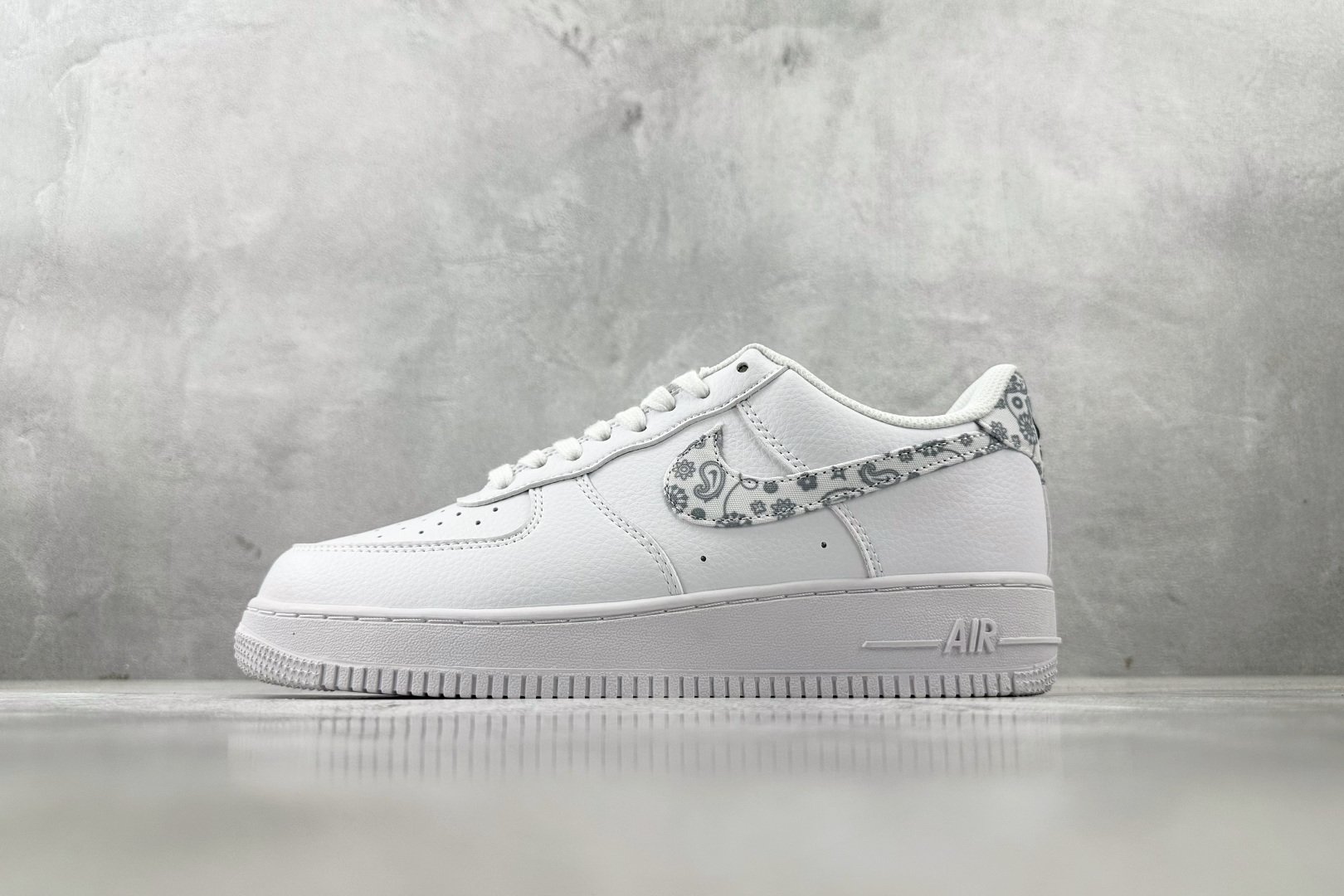 
外贸批次  Nike Air Force 1'07 ESS White Paisley 白灰

货号：