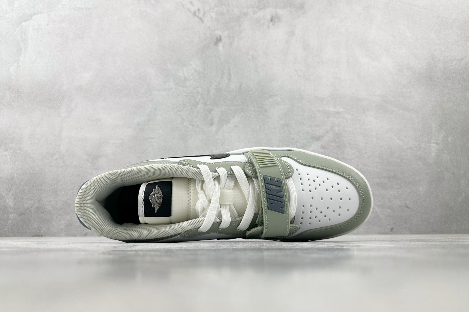 
外贸批次  Jordan Legacy 312 Low 白绿色

货号：HV5970-101
尺码：3