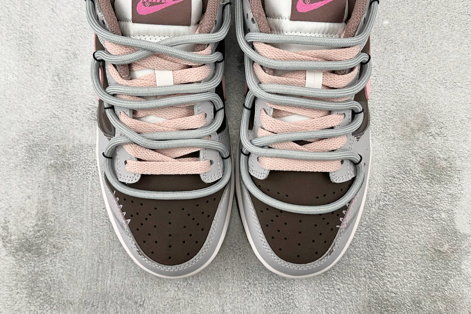 YC 
【定制球鞋】Nike Dunk 考拉派对 粉棕黑

货号：FZ3611-208
尺码：35.5 