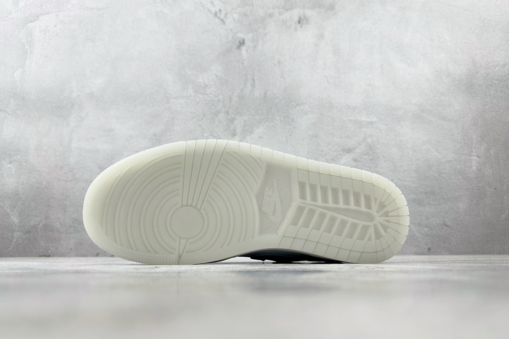K版 
综合版 Jordan Air Jordan 1 蓝白色

货号：HJ5971-400
尺码：36
