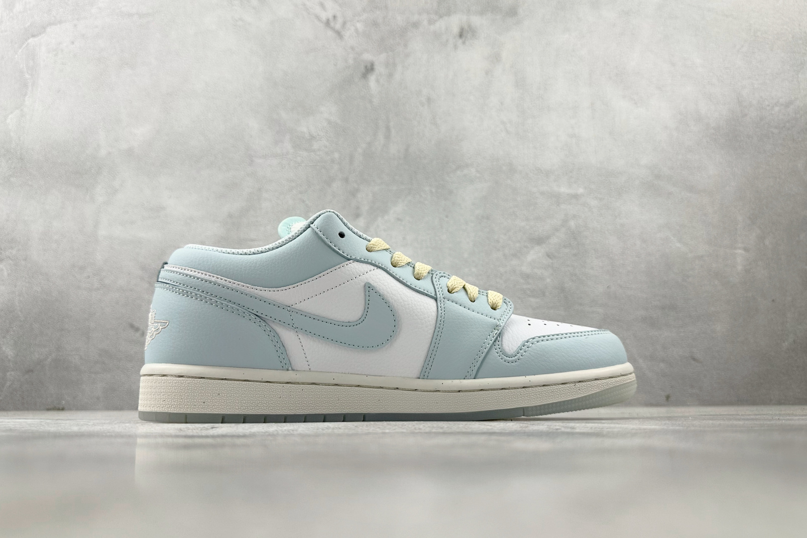 K版 
综合版 Jordan Air Jordan 1 蓝白色

货号：HJ5971-400
尺码：36