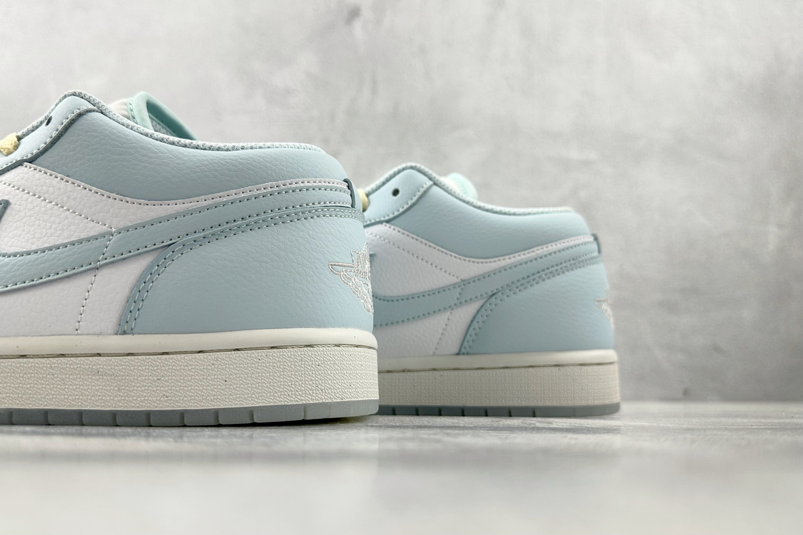 K版 
综合版 Jordan Air Jordan 1 蓝白色

货号：HJ5971-400
尺码：36
