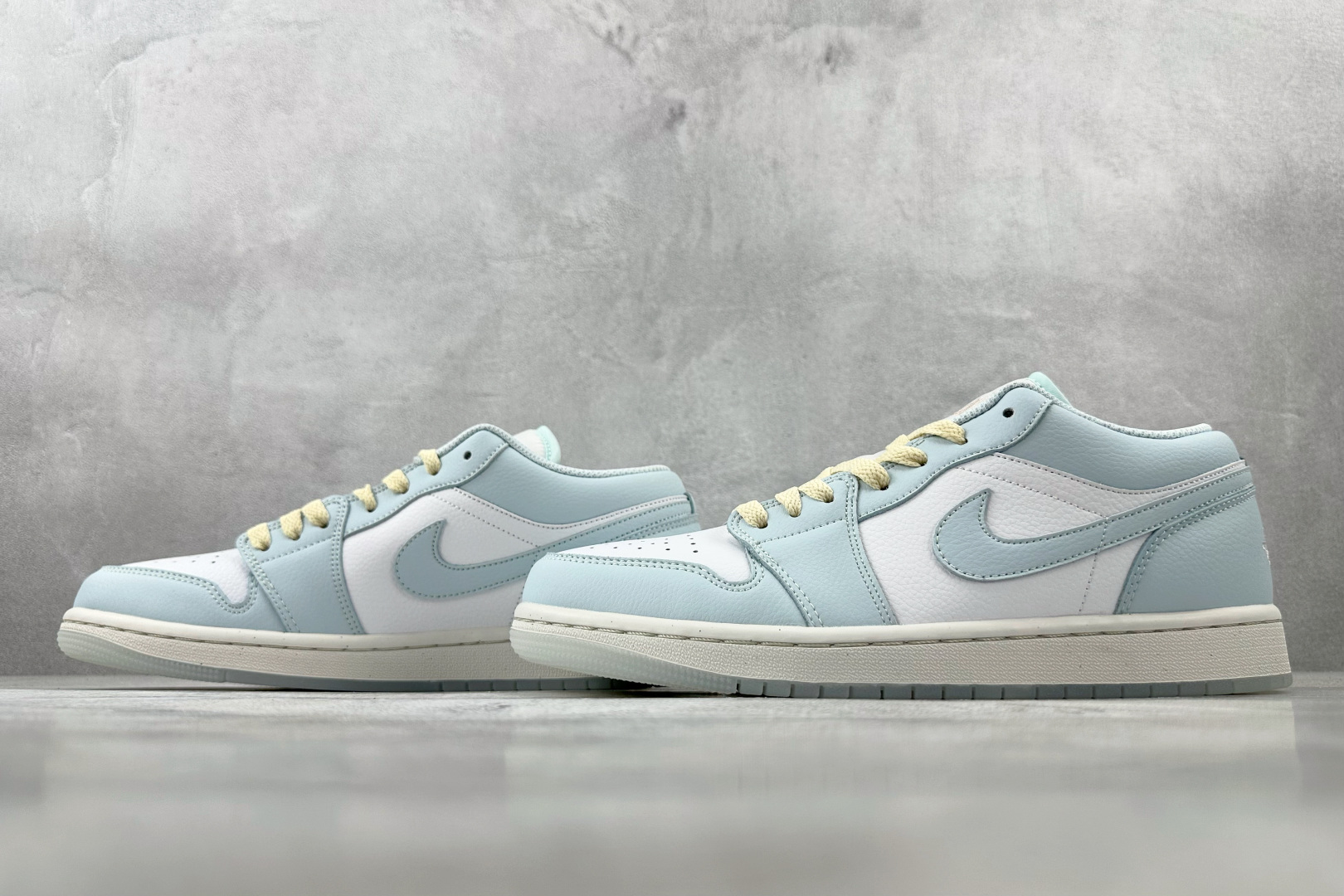K版 
综合版 Jordan Air Jordan 1 蓝白色

货号：HJ5971-400
尺码：36