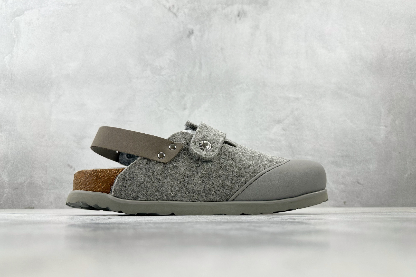 莞产 
Birkenstock x DIOR迪奥 Tokio 勃肯鞋 灰色

货号：3SA116ZSC_