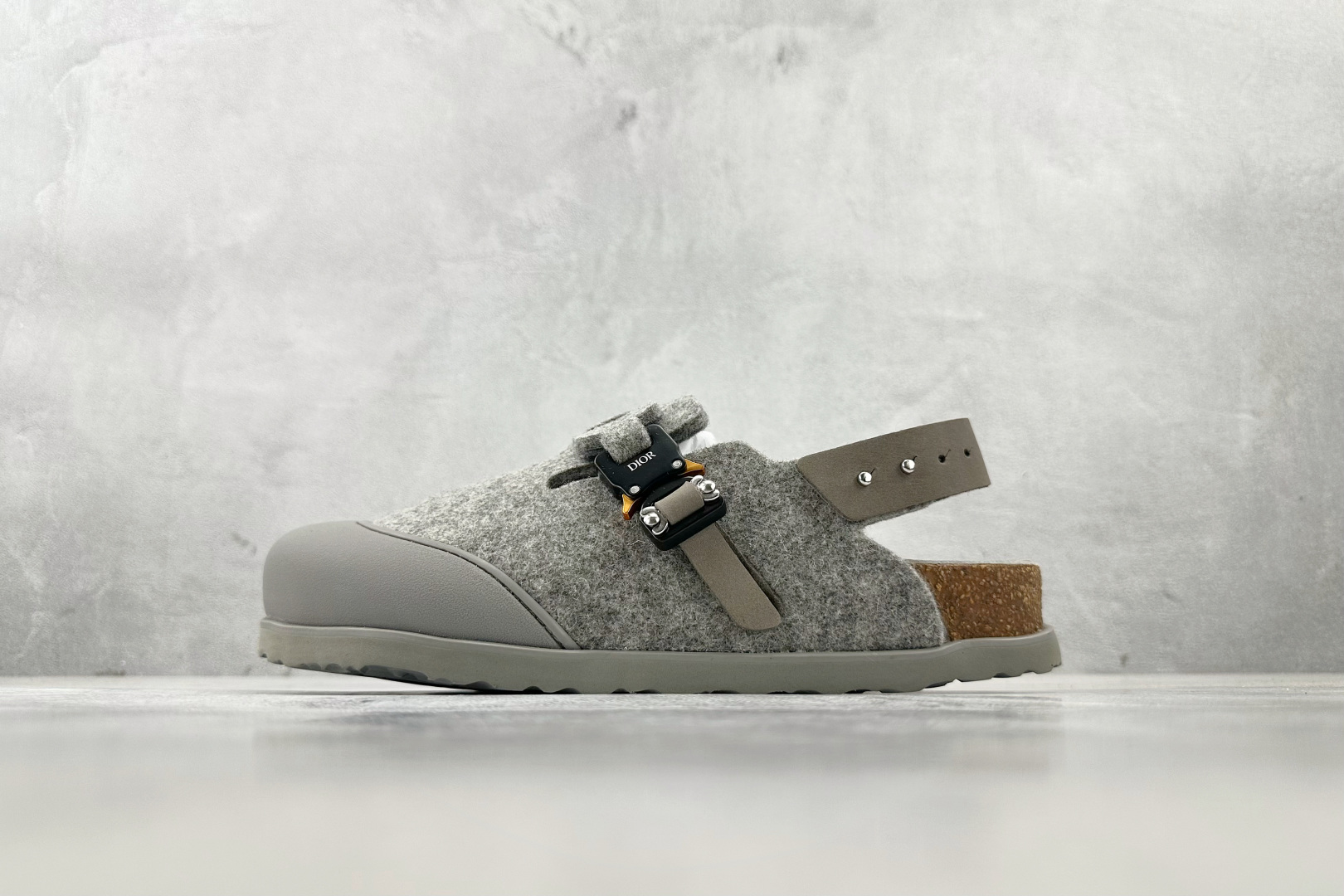 莞产 
Birkenstock x DIOR迪奥 Tokio 勃肯鞋 灰色

货号：3SA116ZSC_