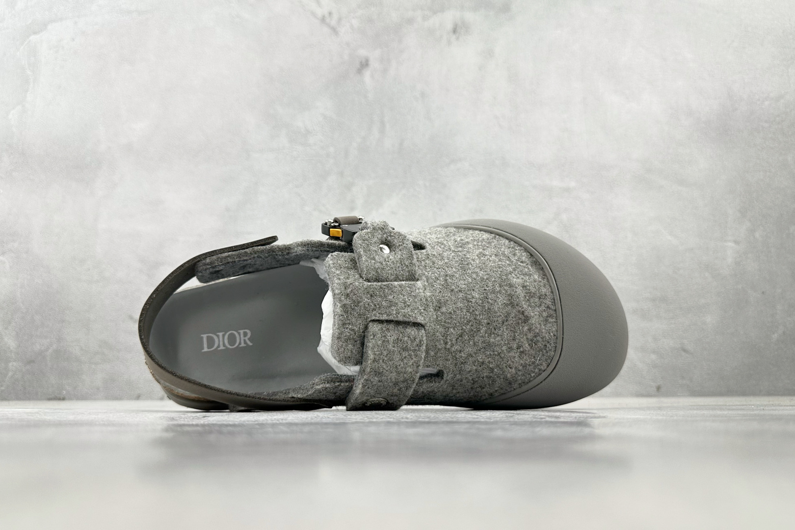 莞产 
Birkenstock x DIOR迪奥 Tokio 勃肯鞋 灰色

货号：3SA116ZSC_
