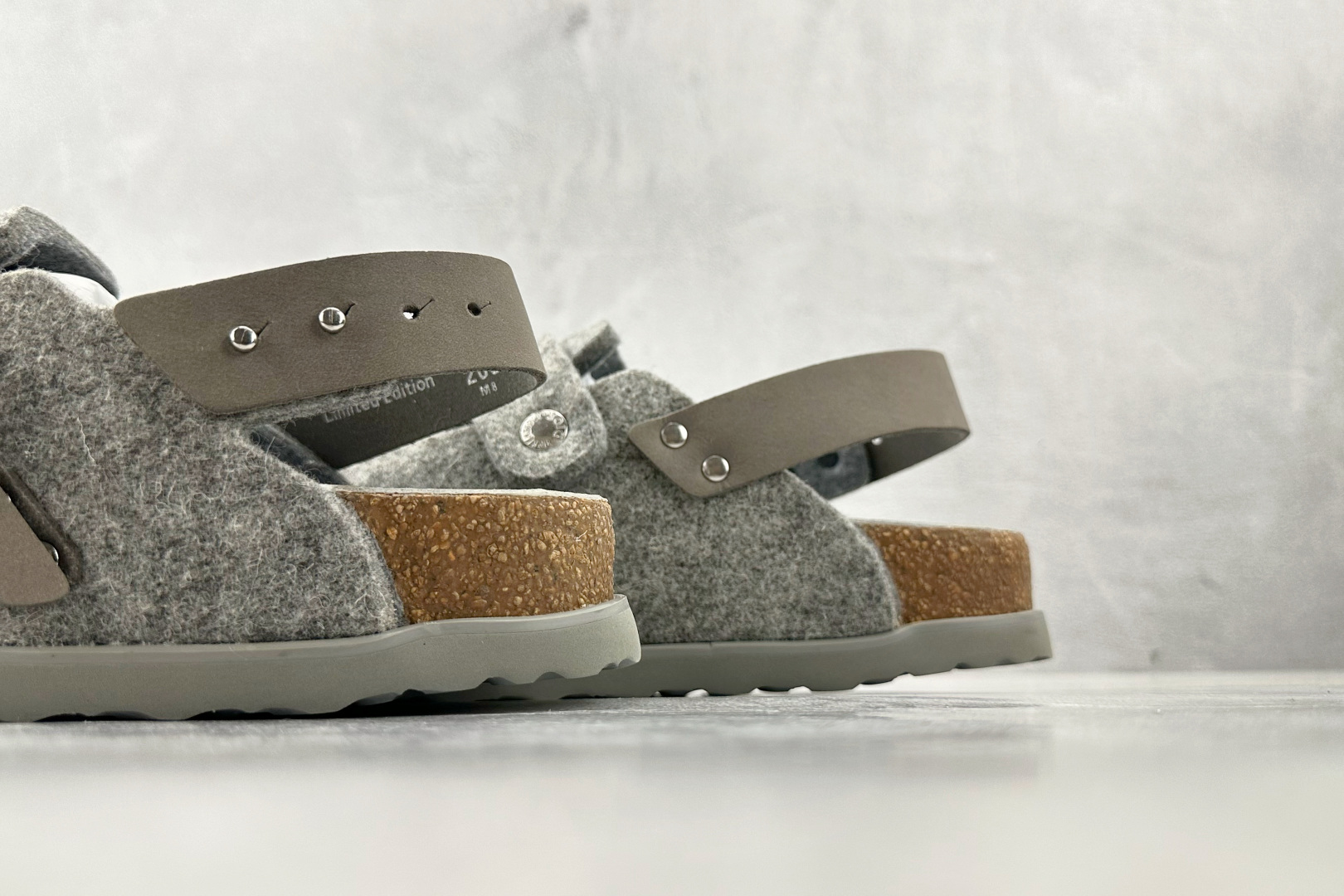 莞产 
Birkenstock x DIOR迪奥 Tokio 勃肯鞋 灰色

货号：3SA116ZSC_