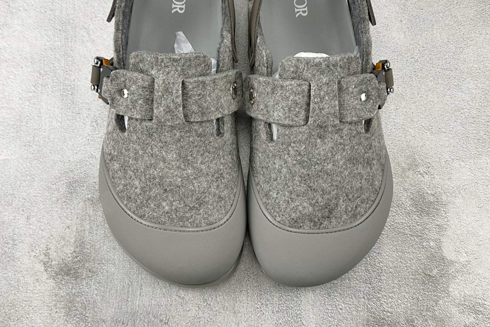 莞产 
Birkenstock x DIOR迪奥 Tokio 勃肯鞋 灰色

货号：3SA116ZSC_