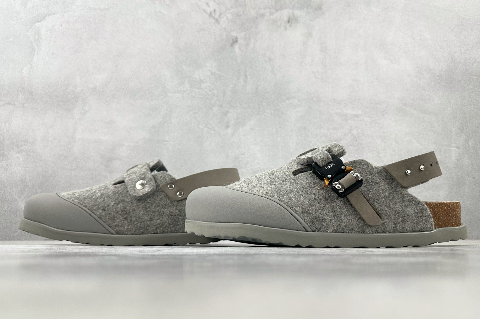 莞产 
Birkenstock x DIOR迪奥 Tokio 勃肯鞋 灰色

货号：3SA116ZSC_