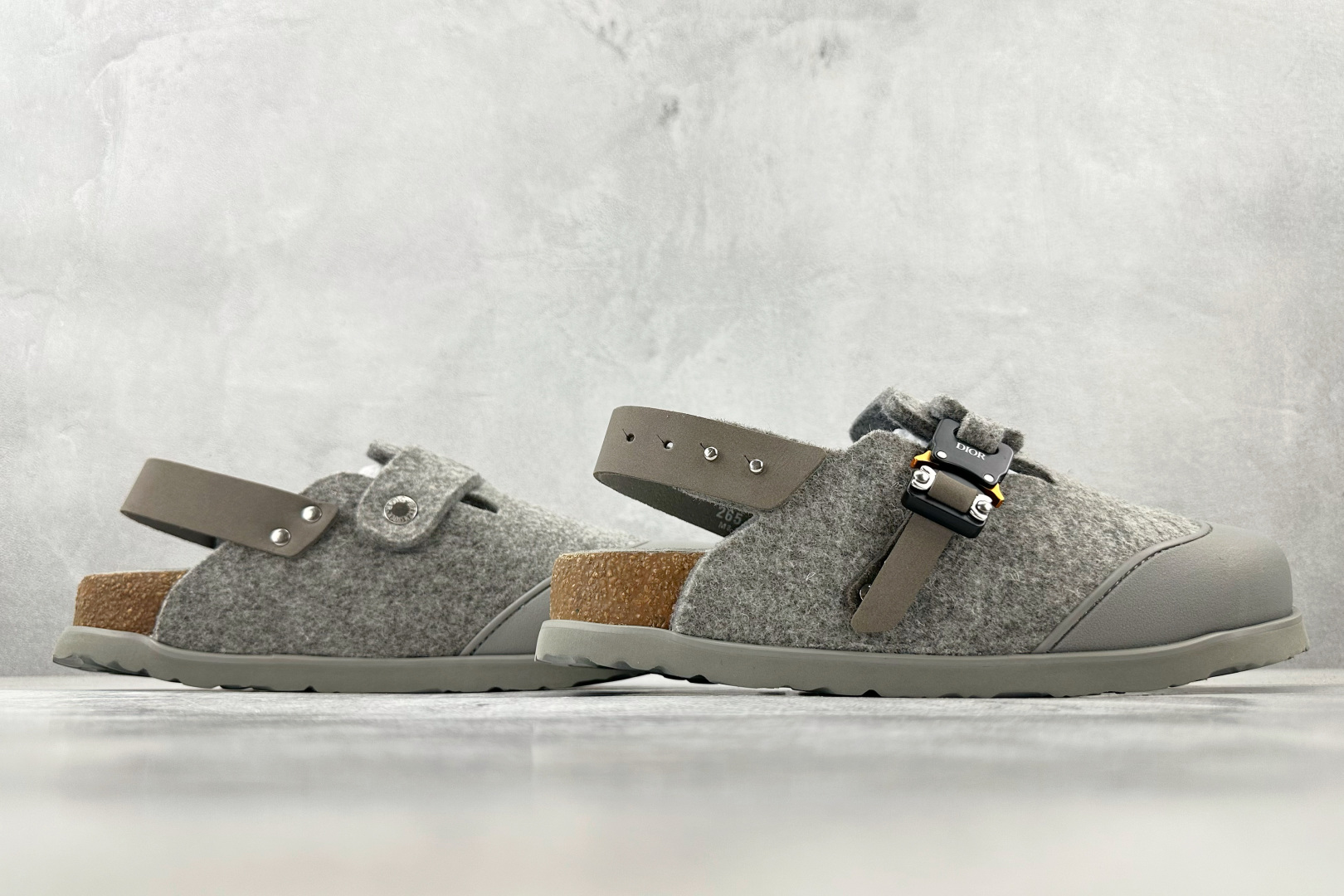 莞产 
Birkenstock x DIOR迪奥 Tokio 勃肯鞋 灰色

货号：3SA116ZSC_