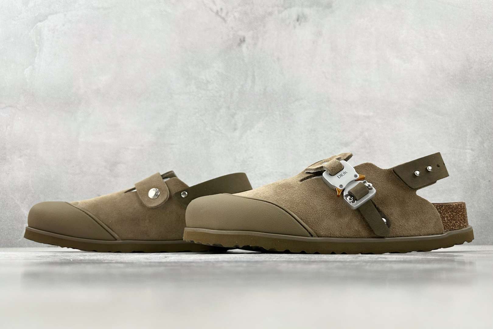 莞产 
Birkenstock x DIOR迪奥 Tokio 勃肯鞋 棕色

货号：3SA116ZSD_