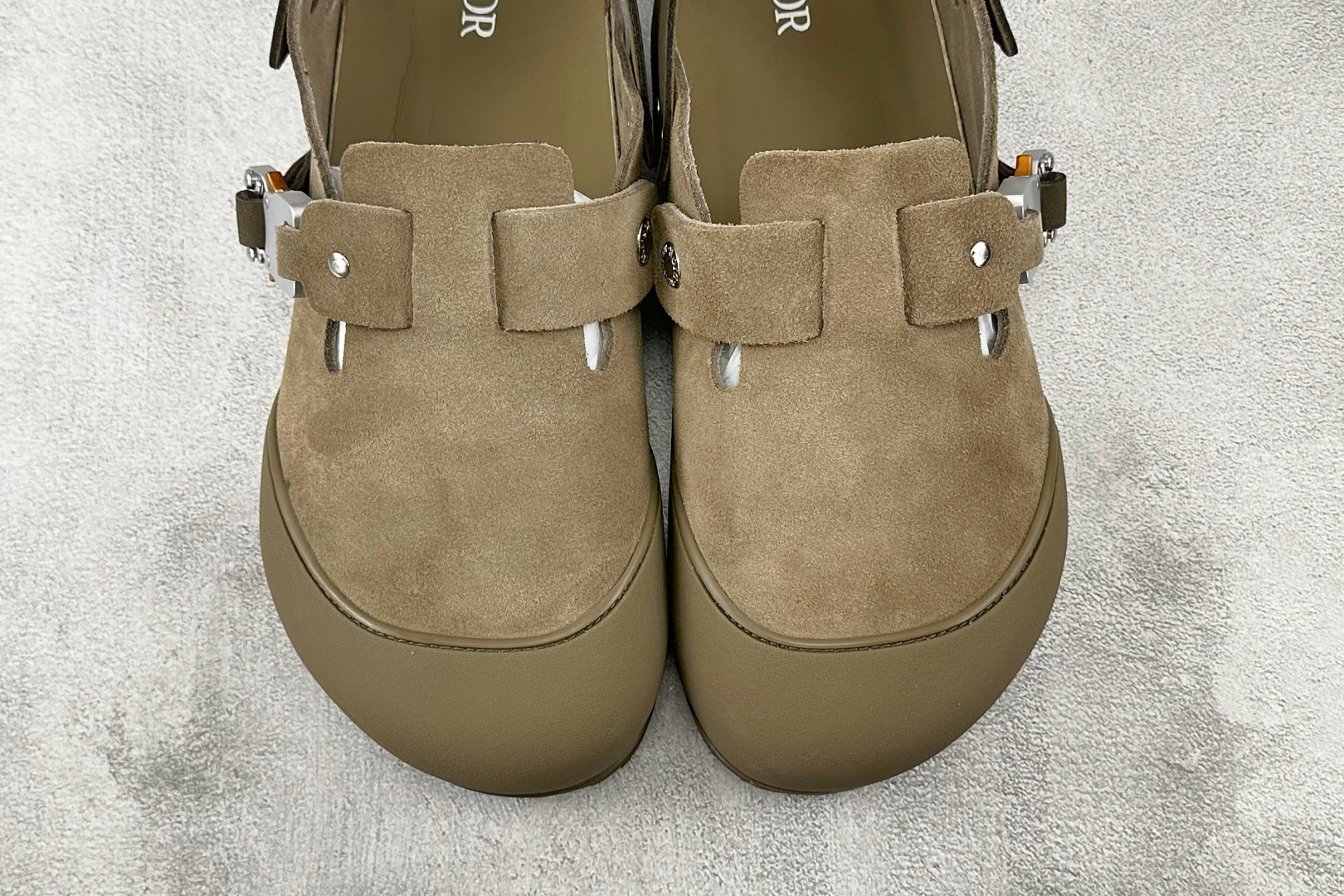 莞产 
Birkenstock x DIOR迪奥 Tokio 勃肯鞋 棕色

货号：3SA116ZSD_