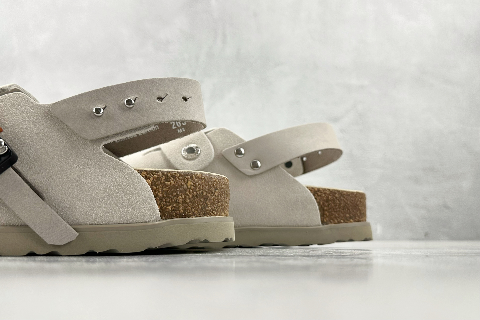 莞产 
Birkenstock x DIOR迪奥 Tokio 勃肯鞋 米灰色

货号：3SA116ZSD