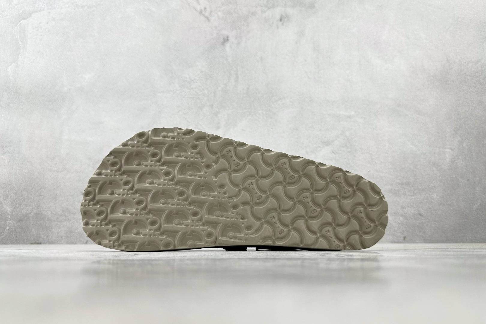 莞产 
Birkenstock x DIOR迪奥 Tokio 勃肯鞋 米灰色

货号：3SA116ZSD