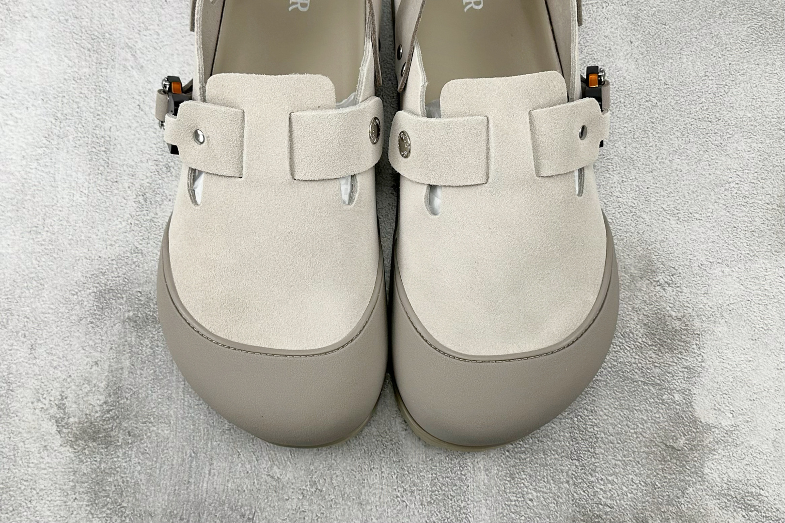 莞产 
Birkenstock x DIOR迪奥 Tokio 勃肯鞋 米灰色

货号：3SA116ZSD