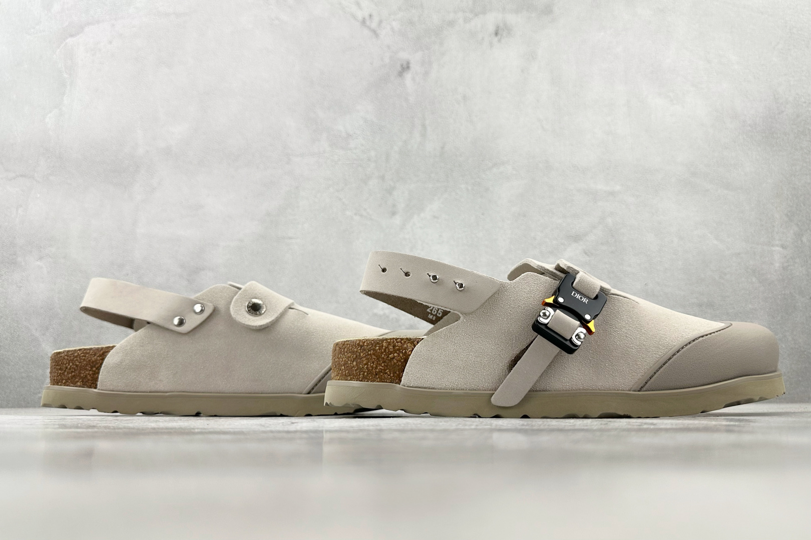 莞产 
Birkenstock x DIOR迪奥 Tokio 勃肯鞋 米灰色

货号：3SA116ZSD