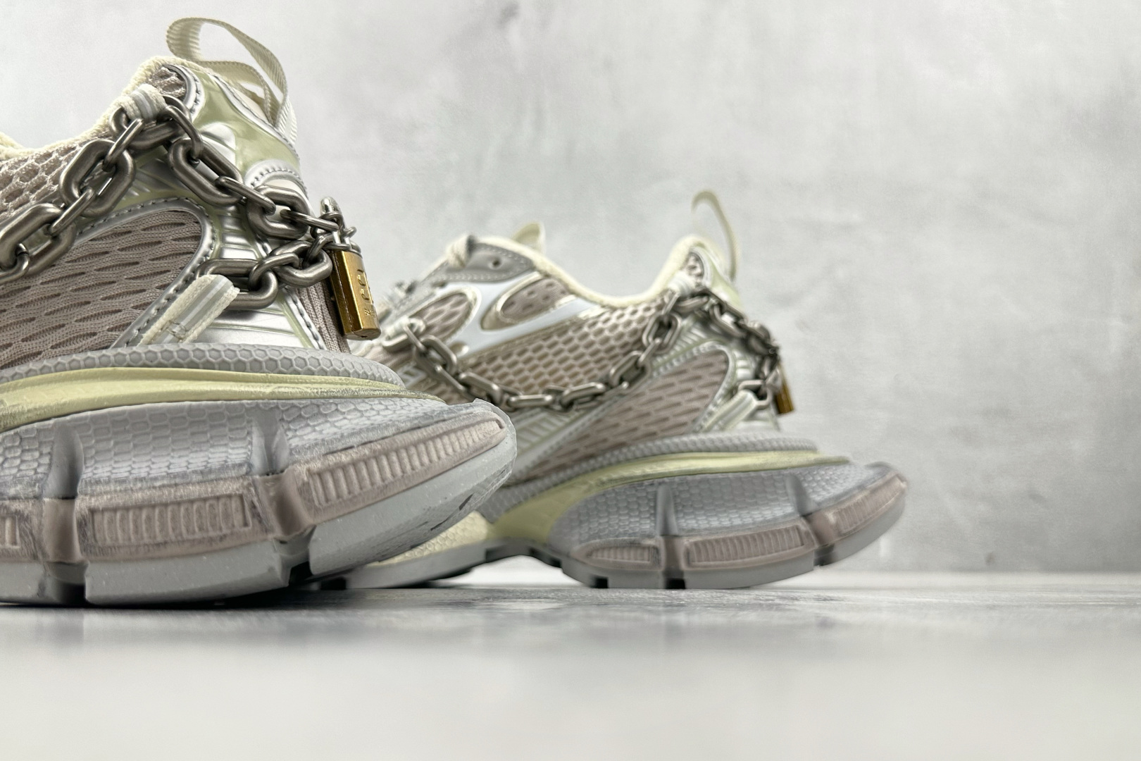 VG 
代购版 Balenciaga巴黎世家 3XL 灰银 童心锁

货号： W3XPL 9182
尺码
