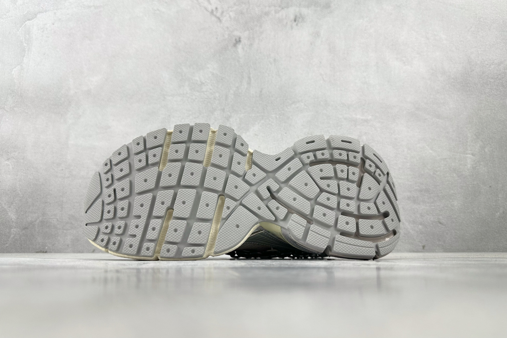 VG 
代购版 Balenciaga巴黎世家 3XL 灰银 童心锁

货号： W3XPL 9182
尺码
