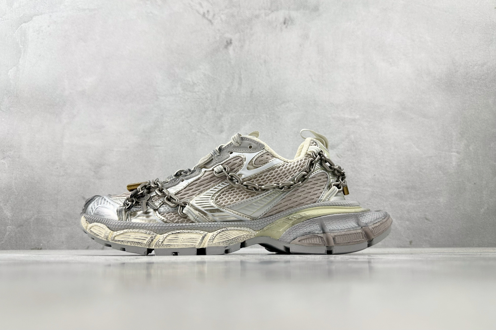 VG 
代购版 Balenciaga巴黎世家 3XL 灰银 童心锁

货号： W3XPL 9182
尺码