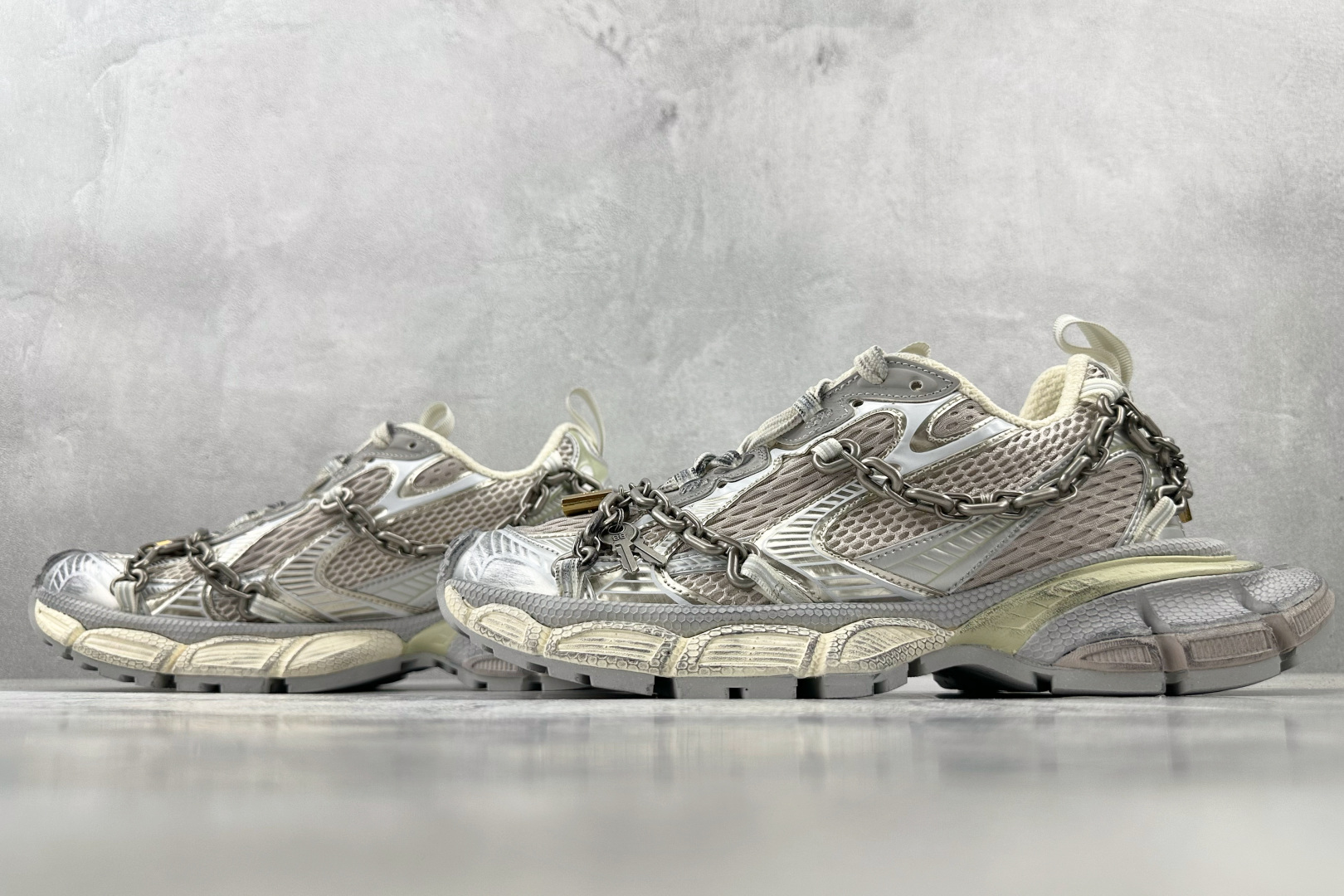 VG 
代购版 Balenciaga巴黎世家 3XL 灰银 童心锁

货号： W3XPL 9182
尺码