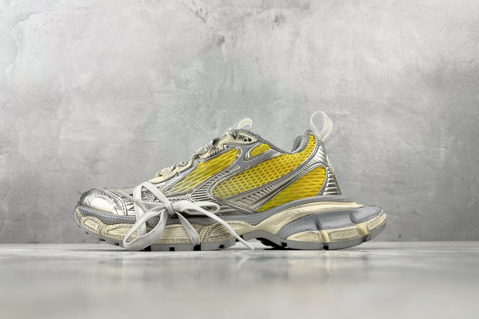 VG 
代购版 Balenciaga巴黎世家 3XL 灰黄

货号： W3XGM 7901
尺码：35 
