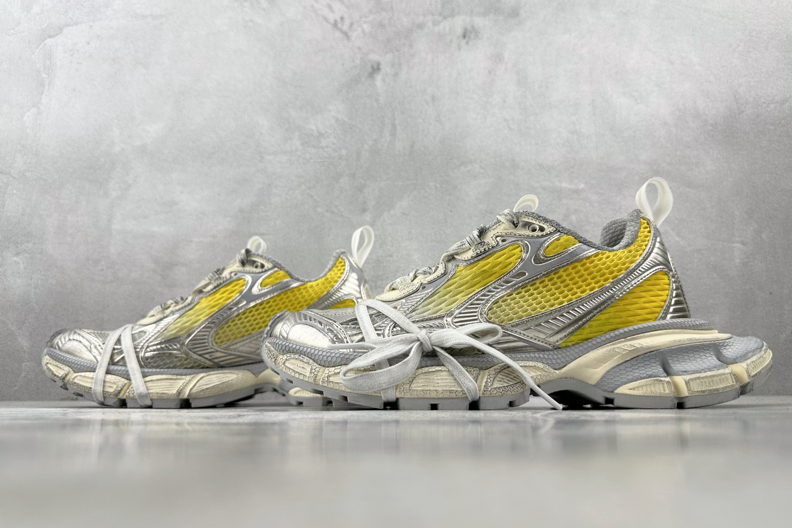 VG 
代购版 Balenciaga巴黎世家 3XL 灰黄

货号： W3XGM 7901
尺码：35 