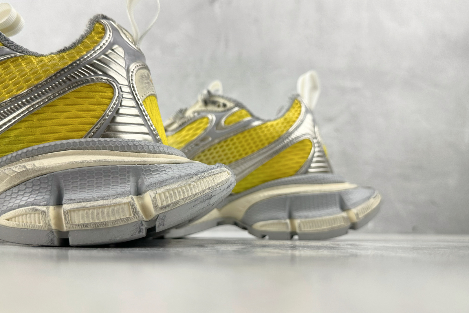 VG 
代购版 Balenciaga巴黎世家 3XL 灰黄

货号： W3XGM 7901
尺码：35 