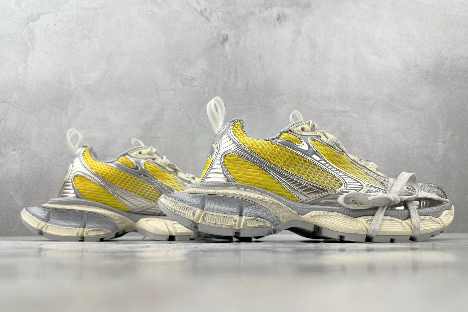 VG 
代购版 Balenciaga巴黎世家 3XL 灰黄

货号： W3XGM 7901
尺码：35 