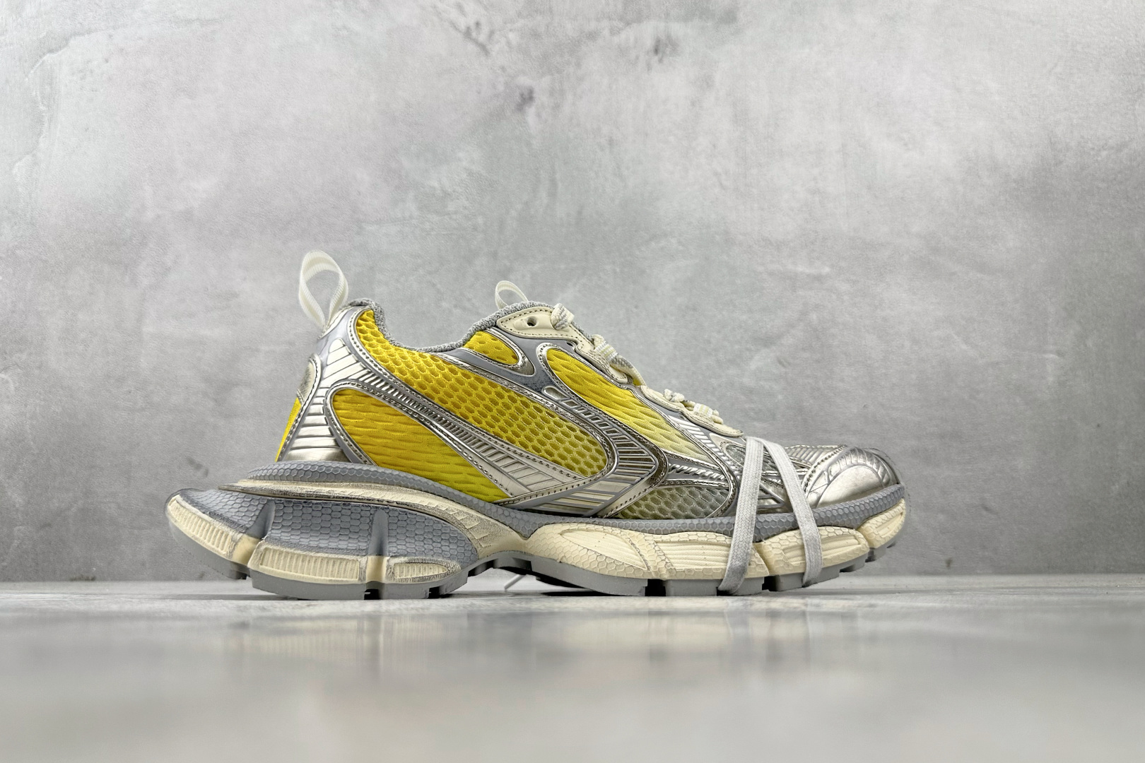 VG 
代购版 Balenciaga巴黎世家 3XL 灰黄

货号： W3XGM 7901
尺码：35 