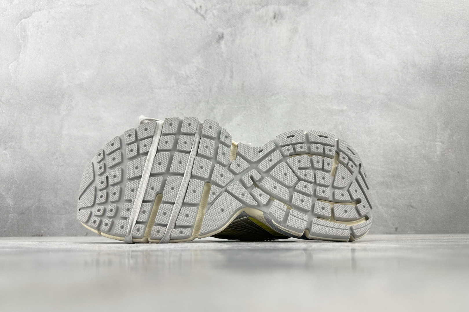 VG 
代购版 Balenciaga巴黎世家 3XL 灰黄

货号： W3XGM 7901
尺码：35 