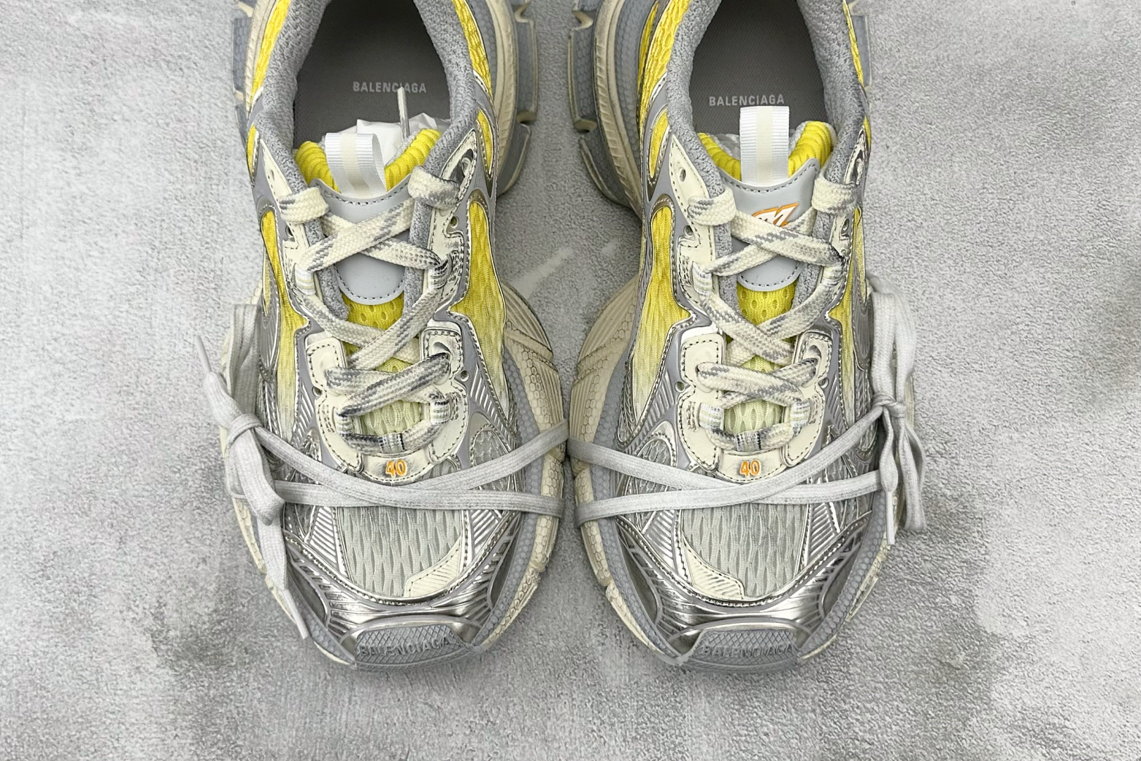 VG 
代购版 Balenciaga巴黎世家 3XL 灰黄

货号： W3XGM 7901
尺码：35 