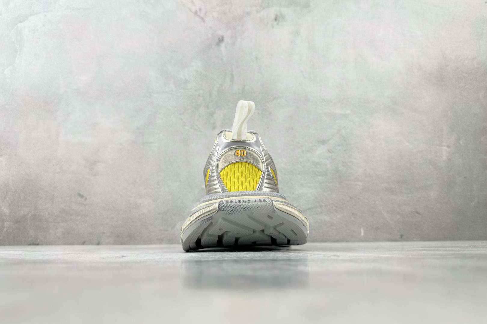 VG 
代购版 Balenciaga巴黎世家 3XL 灰黄

货号： W3XGM 7901
尺码：35 