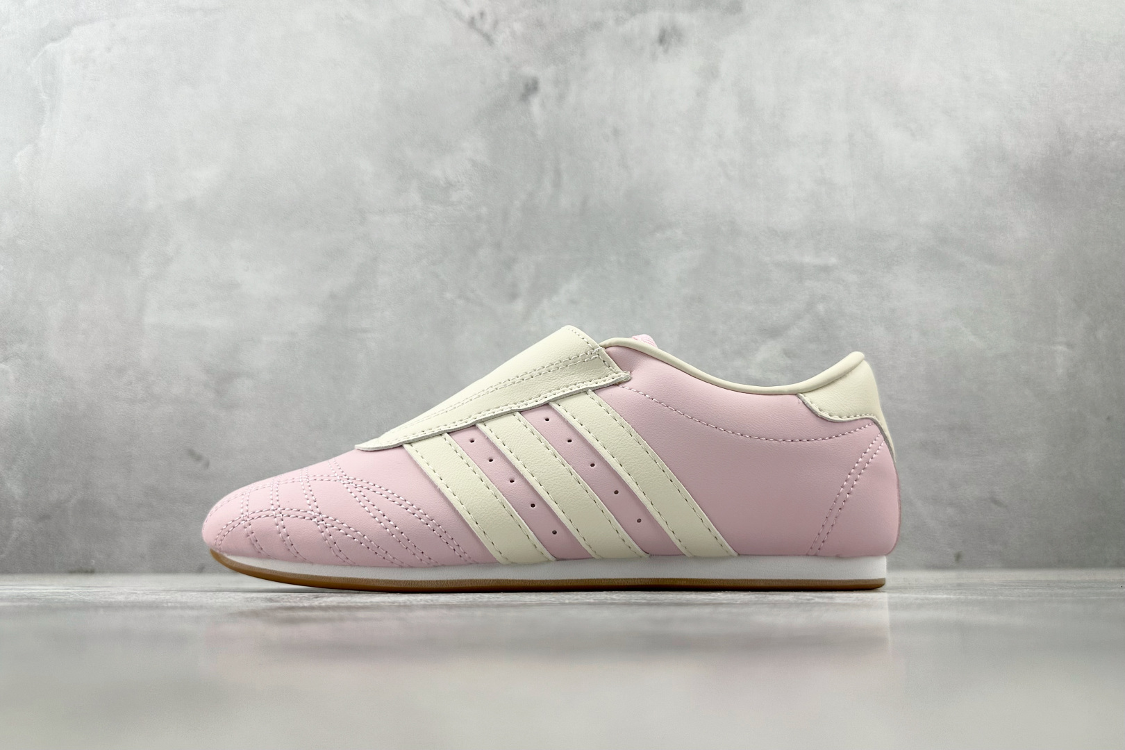 R 版 
出口订单 adidas Taekwondo 粉米色

货号 ：JR3955
尺码：36 36.