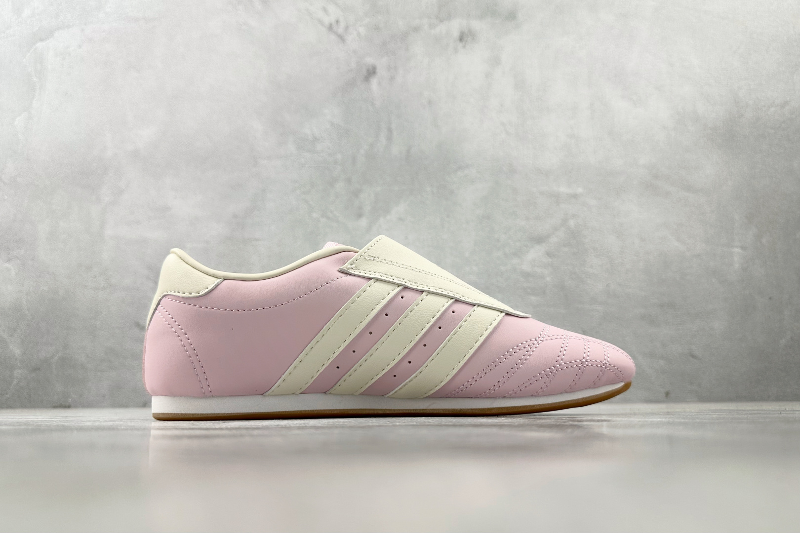 R 版 
出口订单 adidas Taekwondo 粉米色

货号 ：JR3955
尺码：36 36.