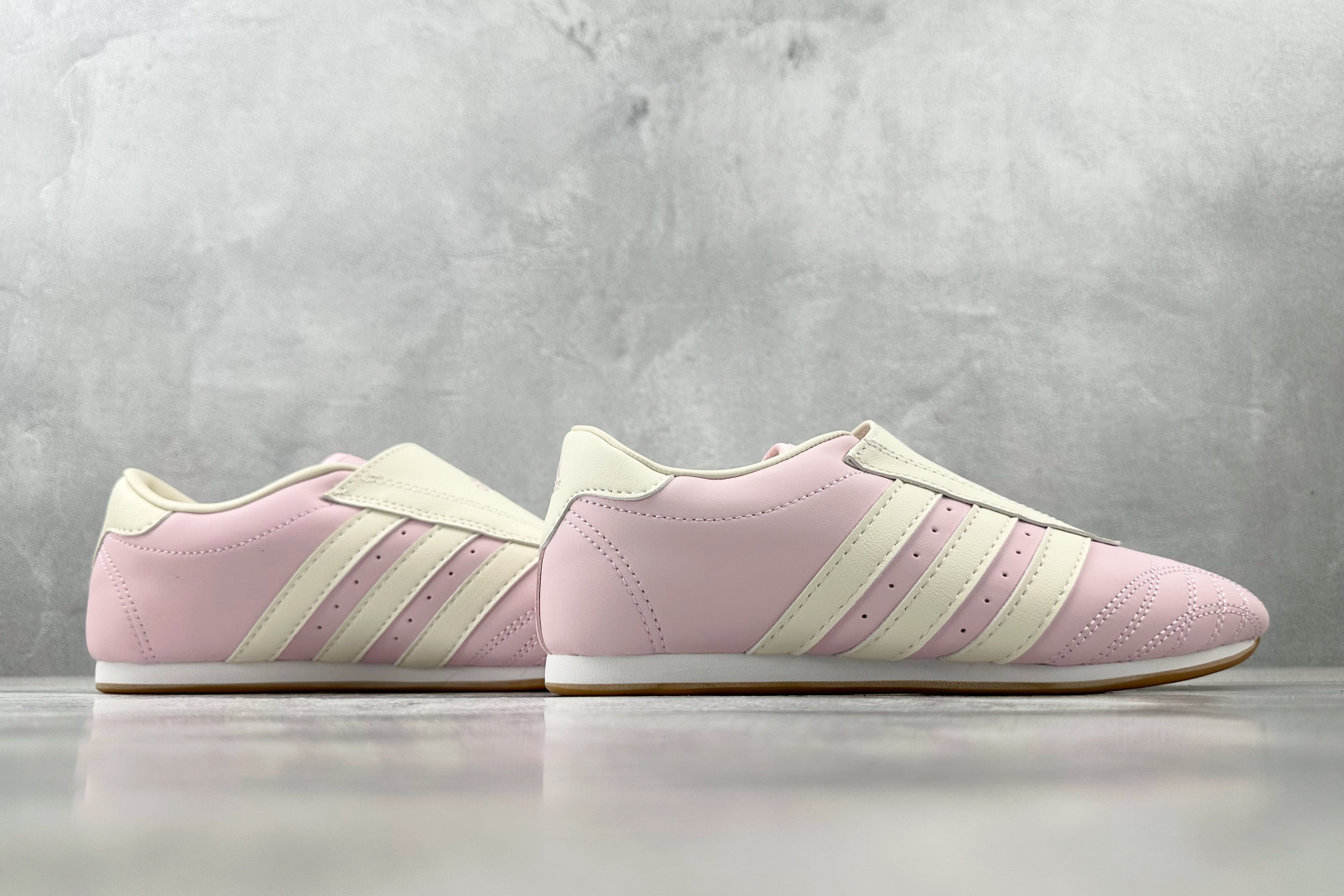R 版 
出口订单 adidas Taekwondo 粉米色

货号 ：JR3955
尺码：36 36.
