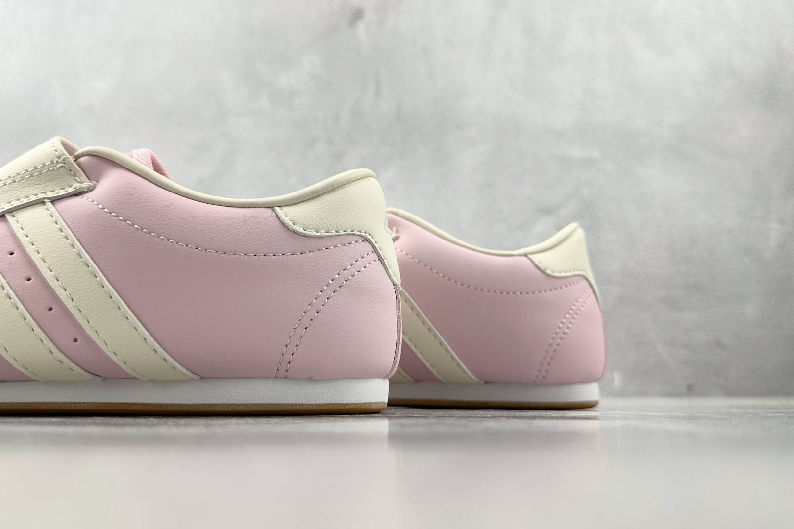 R 版 
出口订单 adidas Taekwondo 粉米色

货号 ：JR3955
尺码：36 36.