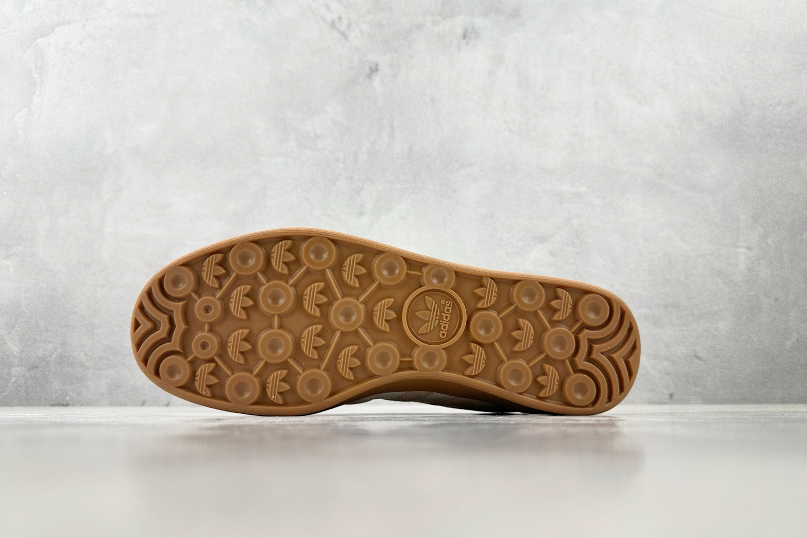 R 版 
出口订单 adidas originals GAZELLE 粉色

货号 ：JR0232
尺码