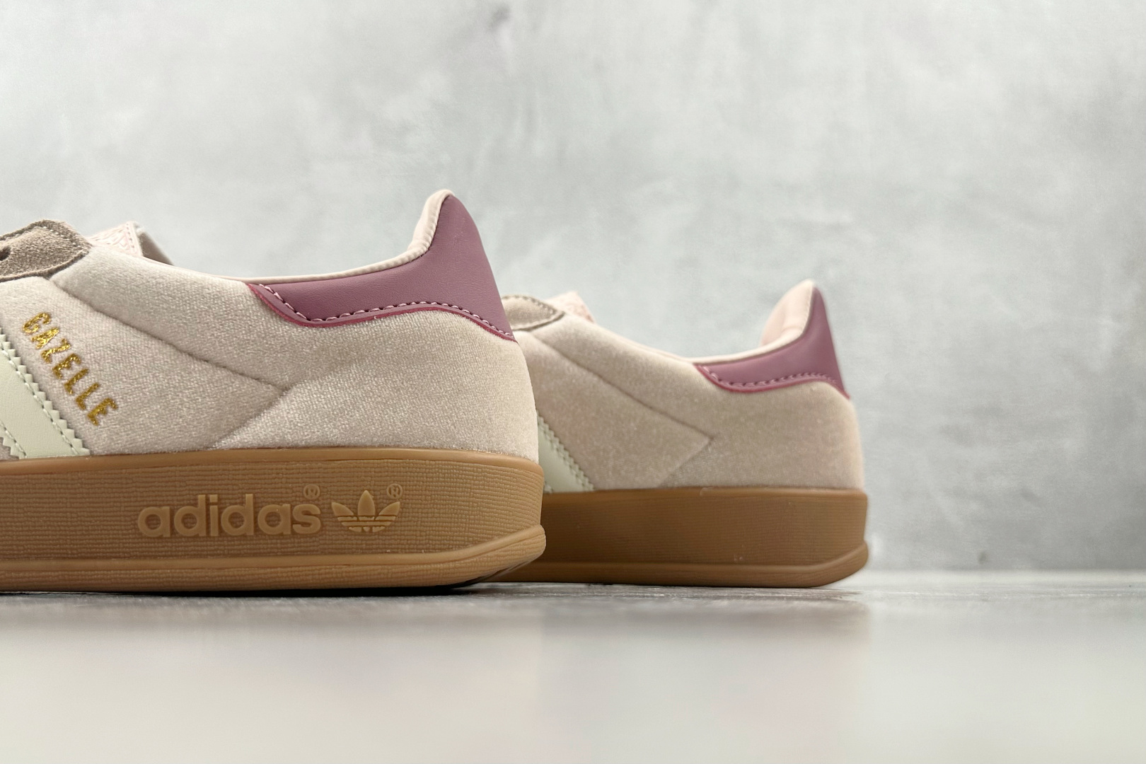 R 版 
出口订单 adidas originals GAZELLE 粉色

货号 ：JR0232
尺码