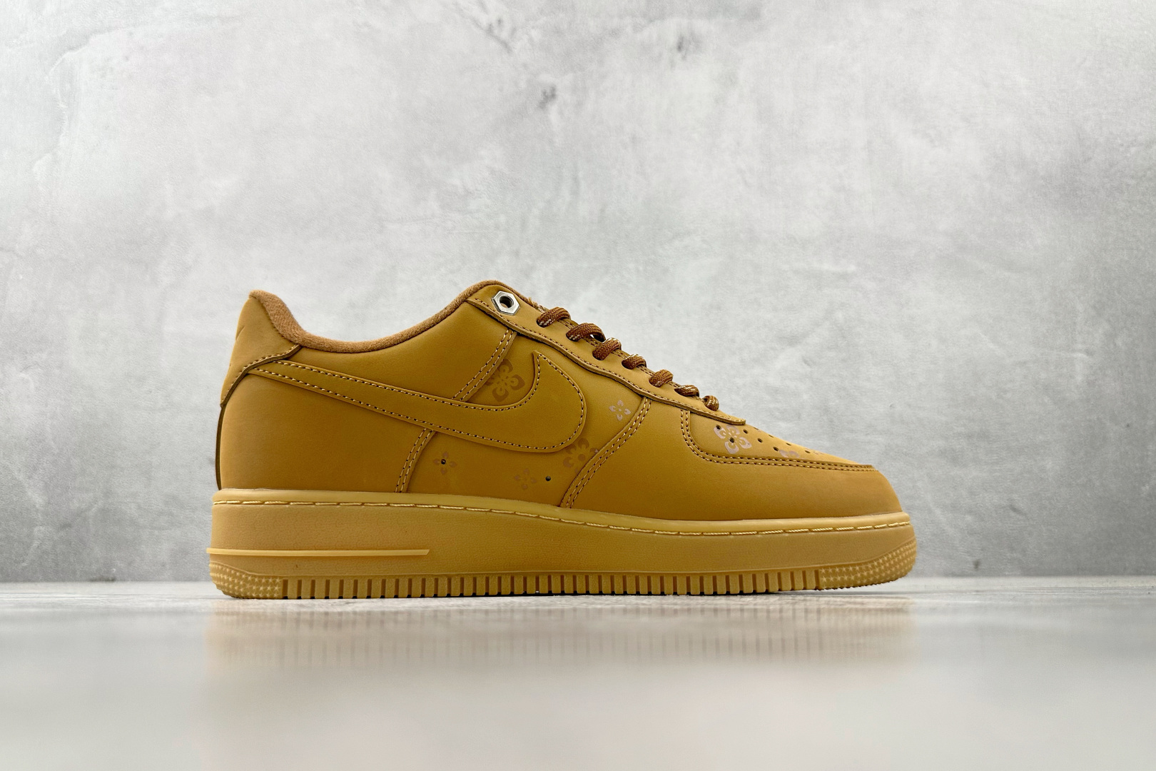 
外贸批次  Nike Air Force 1 07 腰果花 小麦色

货号：CJ9179-200
尺码