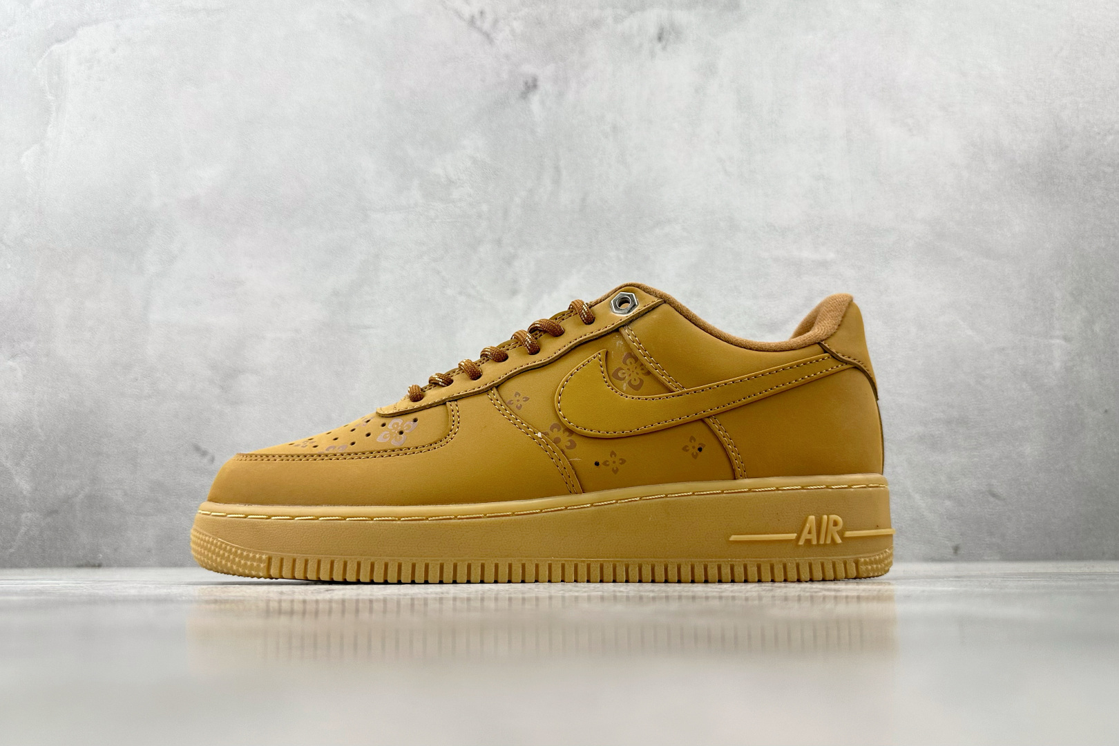 
外贸批次  Nike Air Force 1 07 腰果花 小麦色

货号：CJ9179-200
尺码