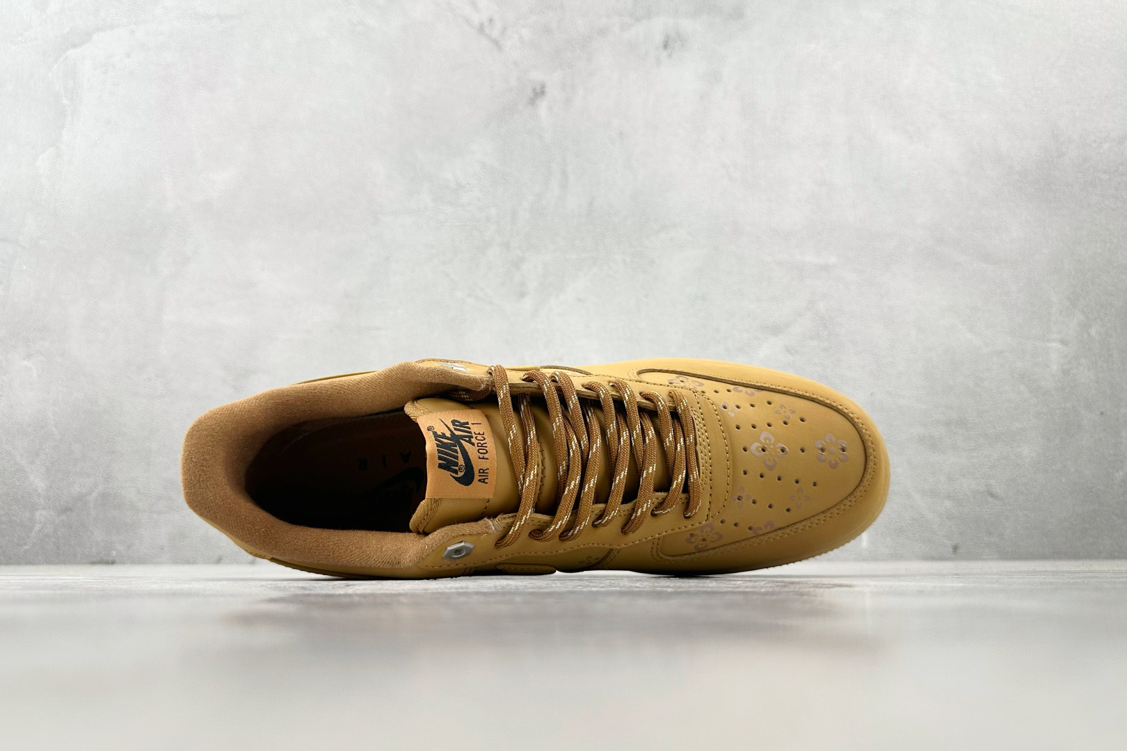 
外贸批次  Nike Air Force 1 07 腰果花 小麦色

货号：CJ9179-200
尺码