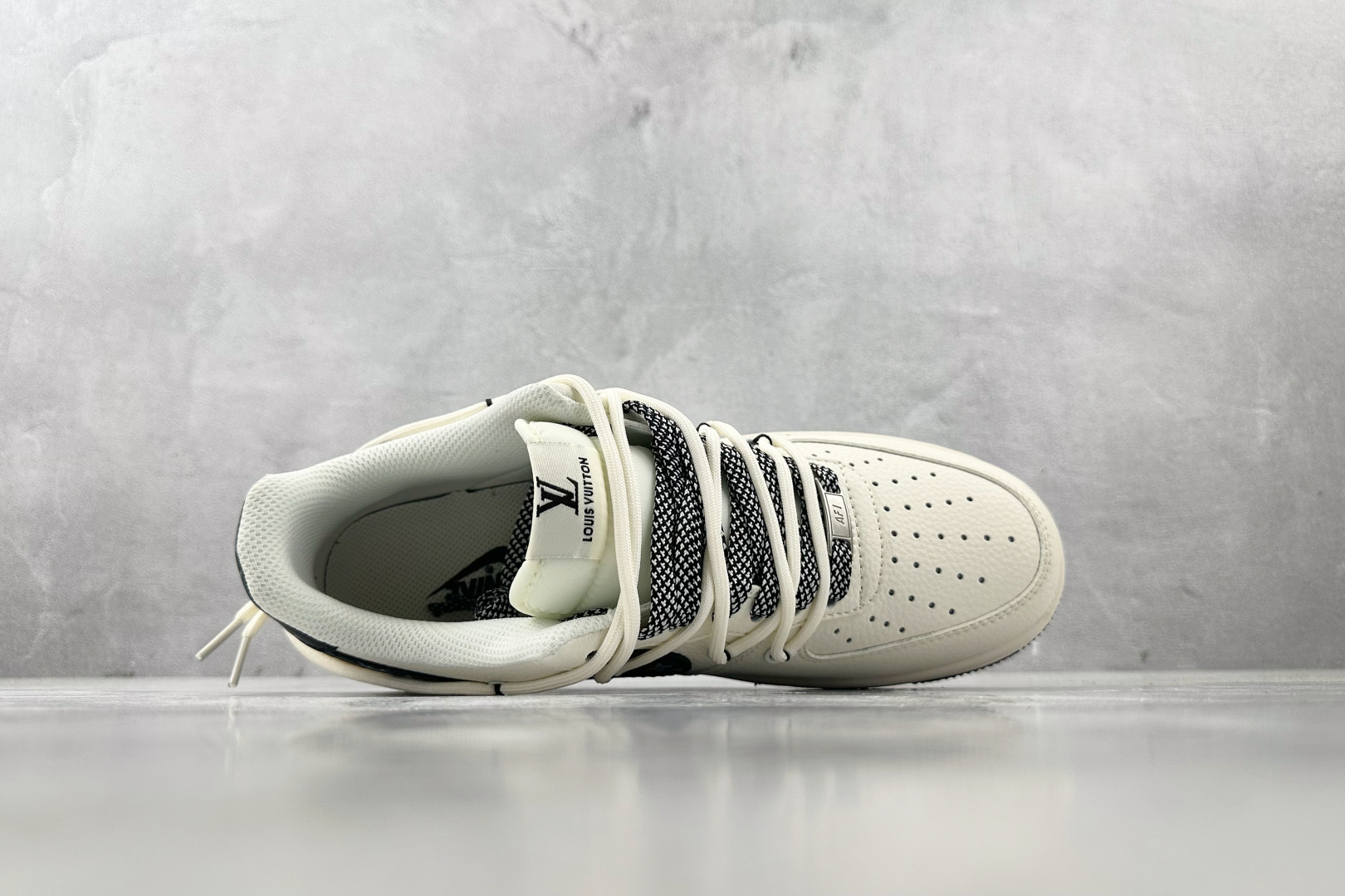 XC 
Nike Air Force 1'07 LV 联名 米白黑

货号：DM6868 061
尺码：