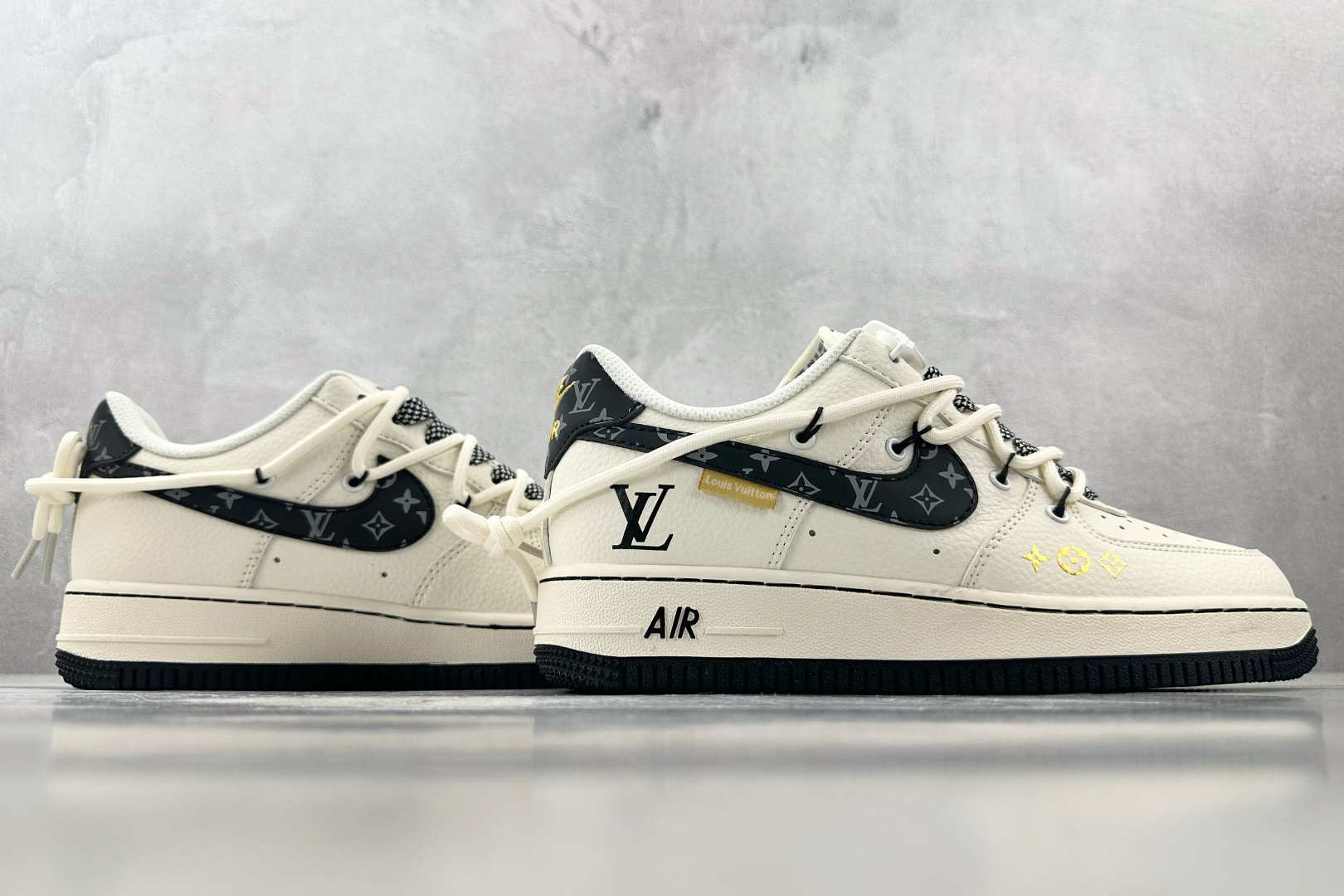 XC 
Nike Air Force 1'07 LV 联名 米白黑

货号：DM6868 061
尺码：