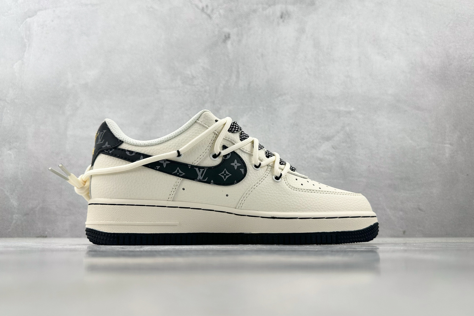 XC 
Nike Air Force 1'07 LV 联名 米白黑

货号：DM6868 061
尺码：
