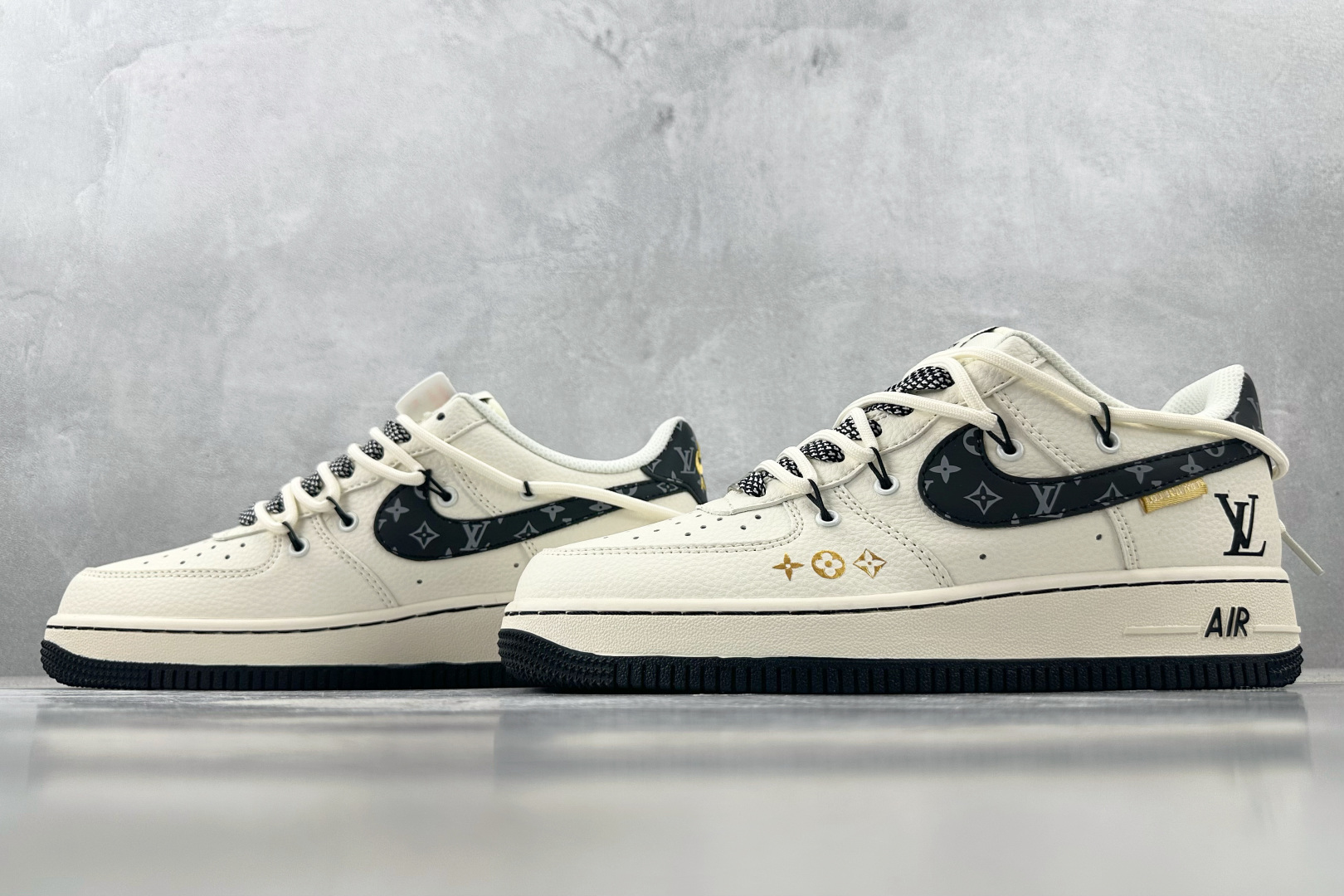 XC 
Nike Air Force 1'07 LV 联名 米白黑

货号：DM6868 061
尺码：