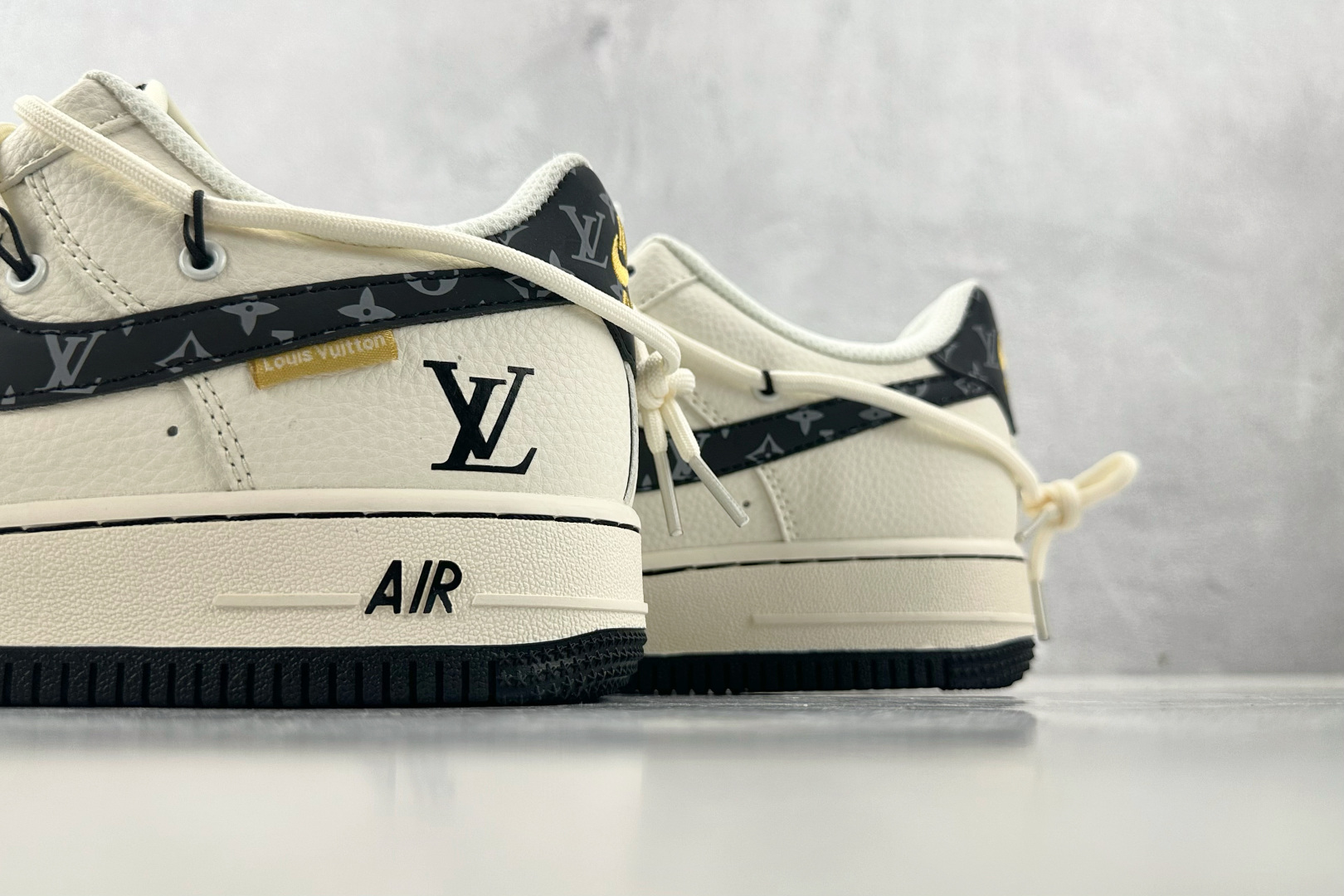 XC 
Nike Air Force 1'07 LV 联名 米白黑

货号：DM6868 061
尺码：